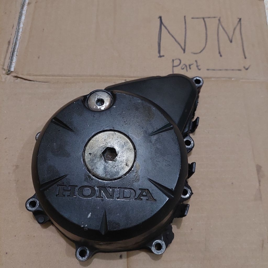 Tutup Blok magnet sebelah kiri Honda CB Verza CRF 150 L Mega Pro monoshock Original