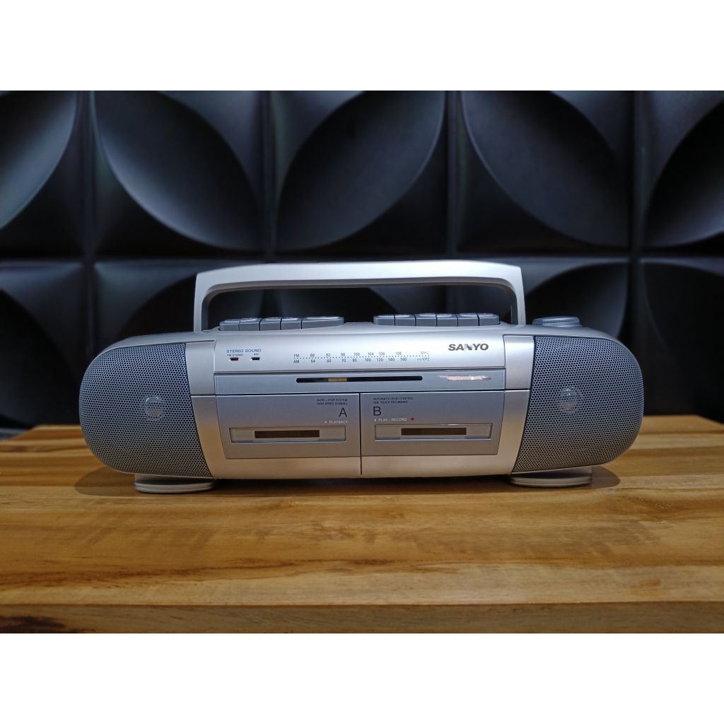 Compo Sanyo M-XW400F Portable Tape Radio Vintage