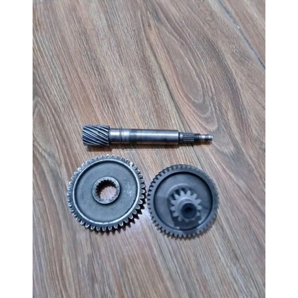 gear box belakang Yamaha Mio barang asli original copotan masih bagus satu set..