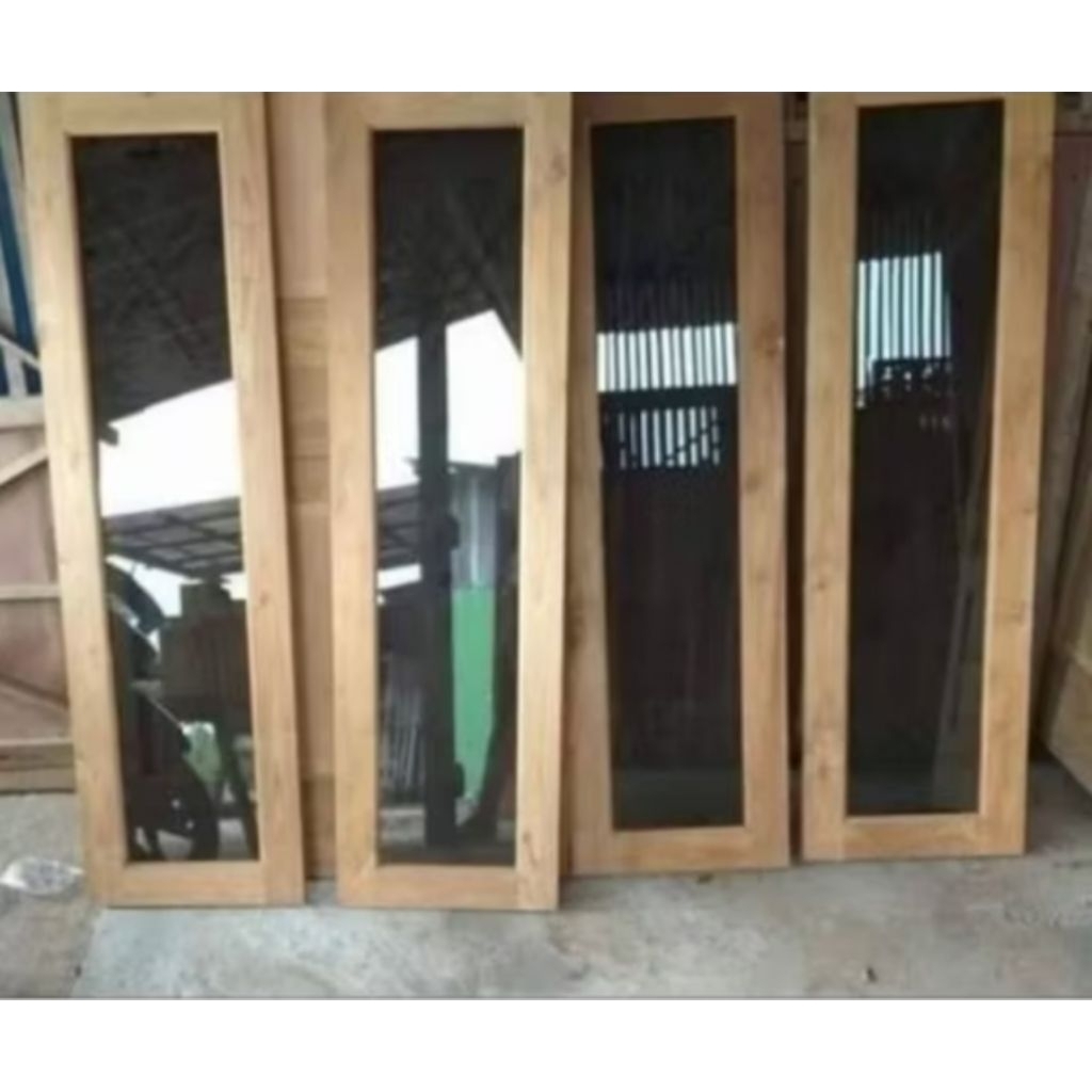 jendela kayu Mahoni dan Kusen mengukutinya