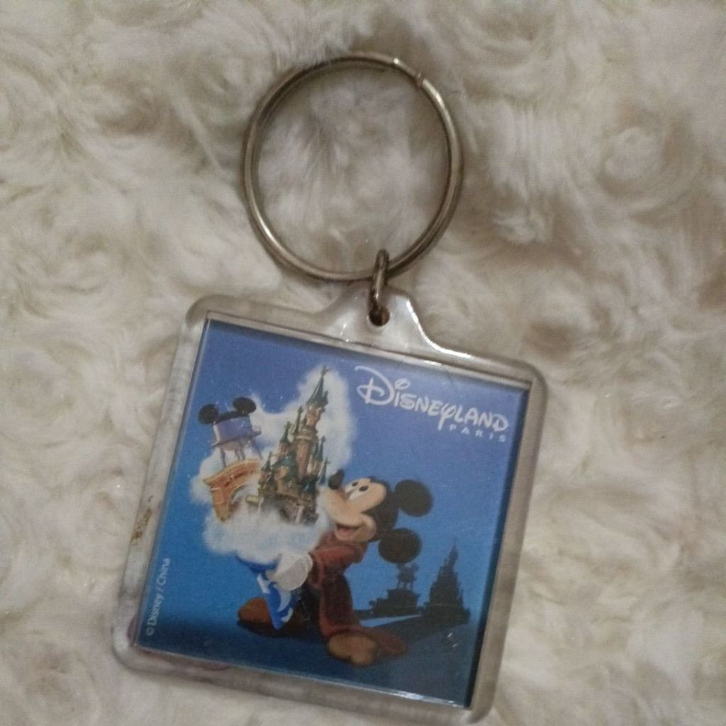 Preloved-Disneyland Paris gantungan kunci