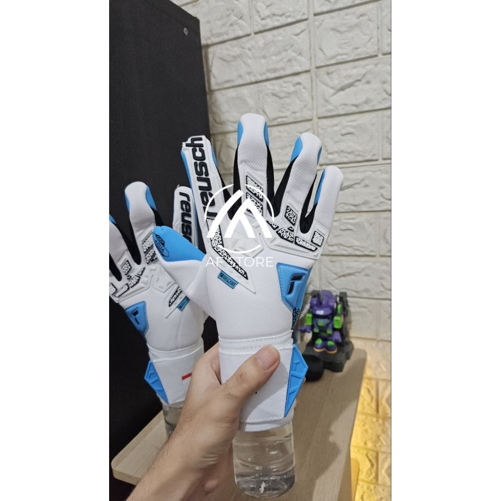 Sarung Tangan Kiper Reusch Attrakt Freegel Aqua