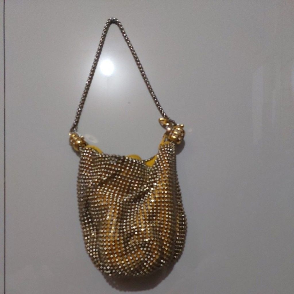 Tas glomes warna gold handle bag tinggi 17 cm lebar 14 cm  preloved