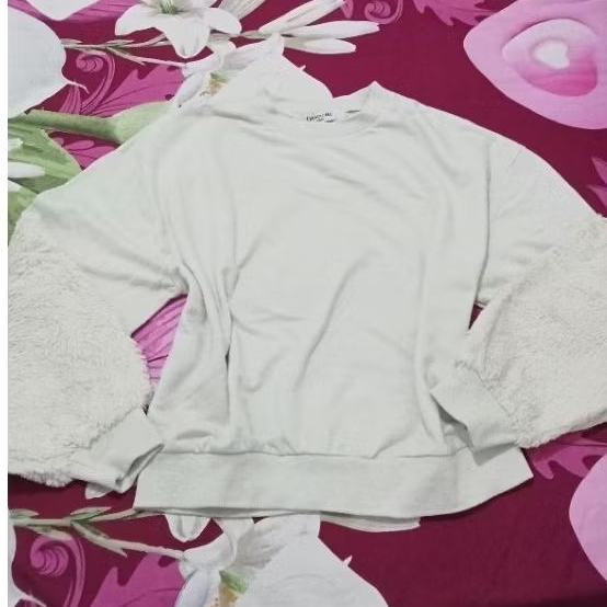 sweater wanita putih bulu