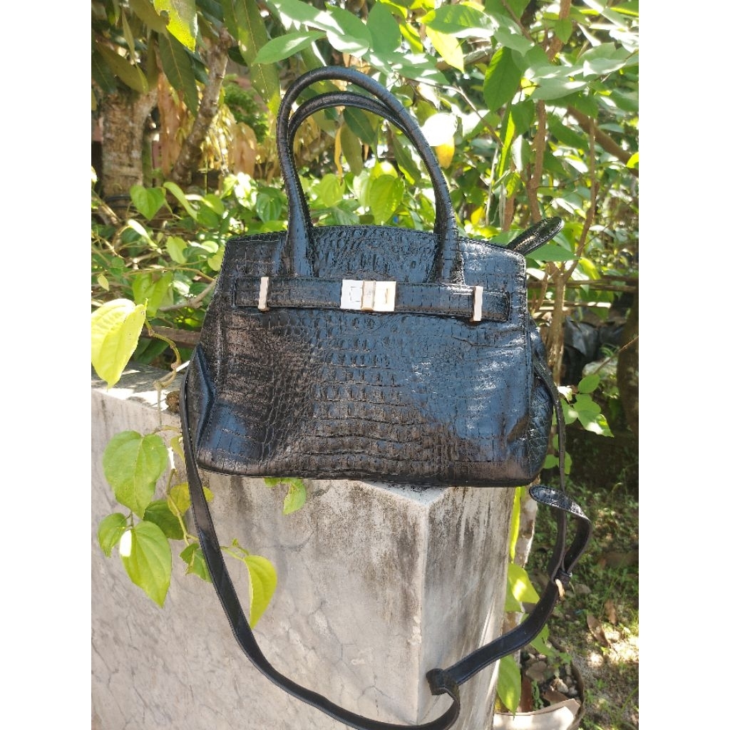 TAS GUY LAROCHE HAND BAG/SLEMPANG