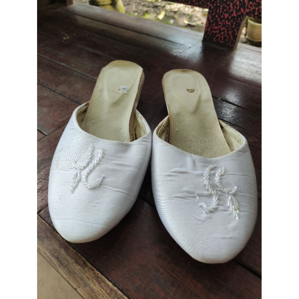 Sandal selop pengantin pria warna putih bersih