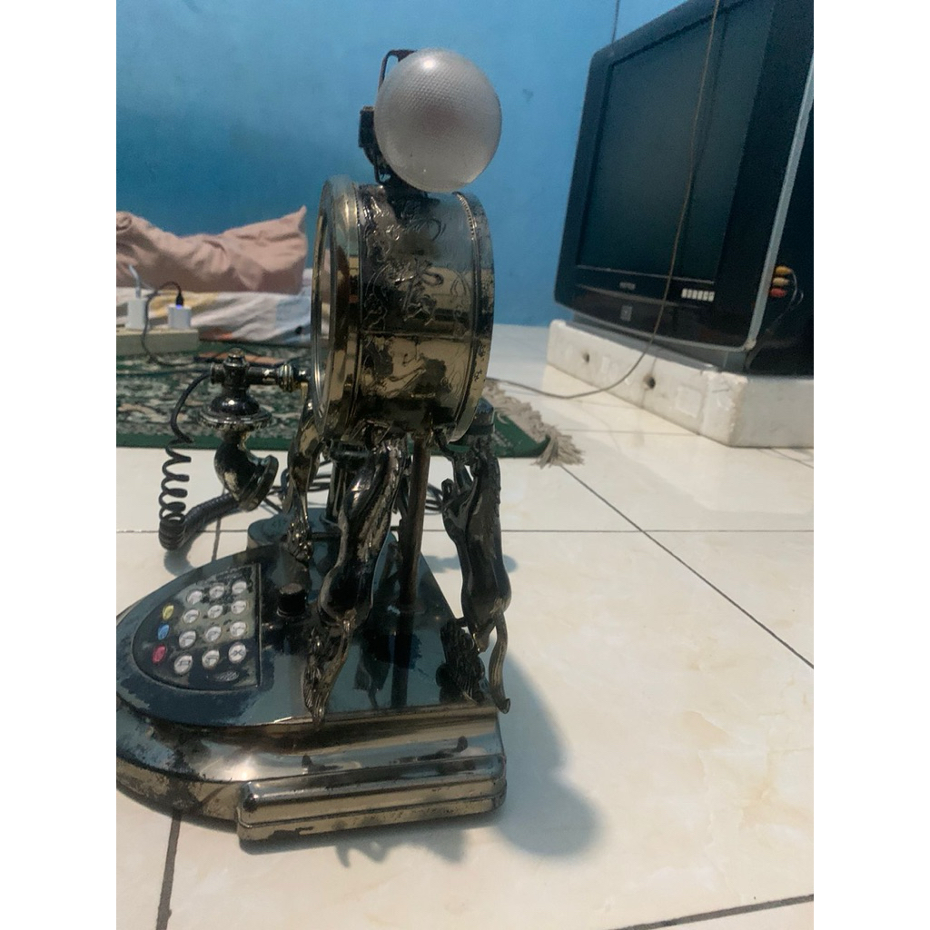 telpon jadul dilengkapi dengan jam dan lampu