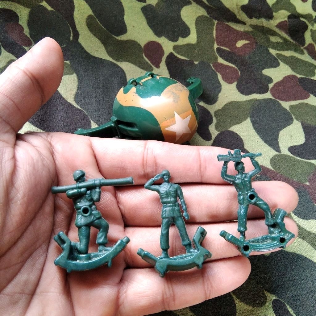 tentara jadul bahan karet mainan jadul miniatur helm tentara figure jadul tentara hijau jadul combat