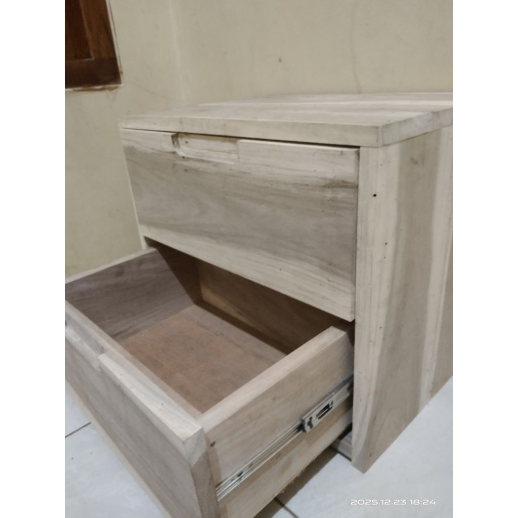 nakas kayu minimalis / meja kecil