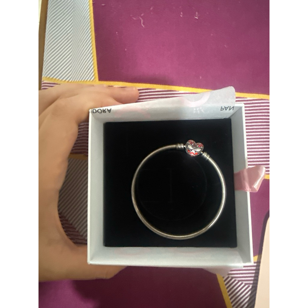 Pandora Bangle (baca bio)