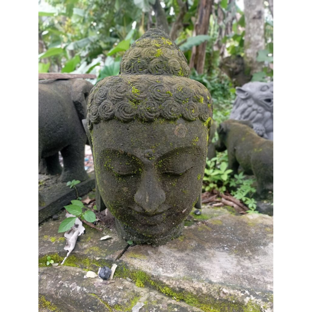 patung kepala Buddha
