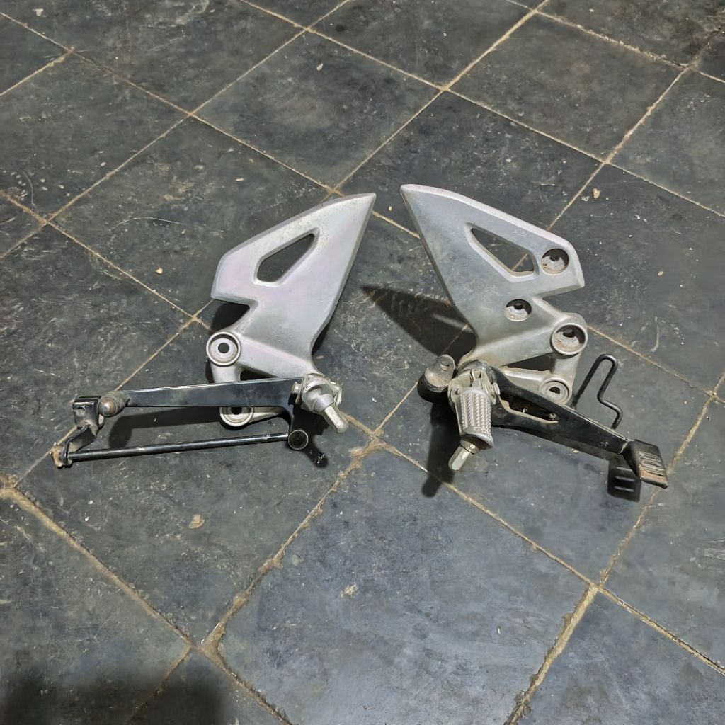 FOOTSTEP STEP DEPAN SUZUKI GSX 150 ORIGINAL