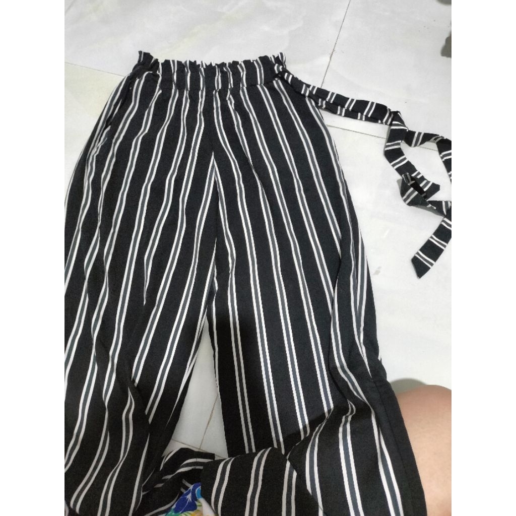 Celana panjang kulot motif salur wanita warna hitam putih bahan adem jatuh high waist pinggang karet