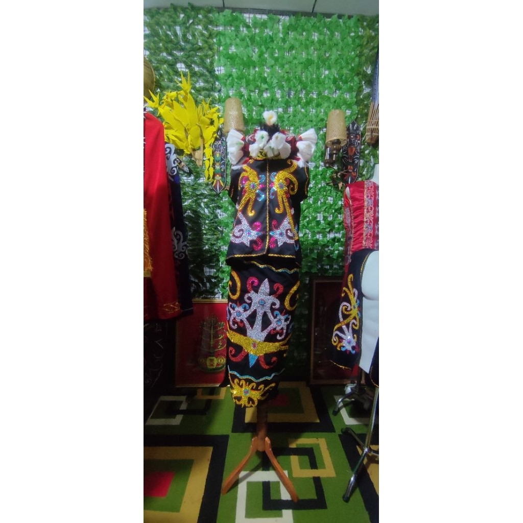 sepasang baju adat dayak kenyah lengkap