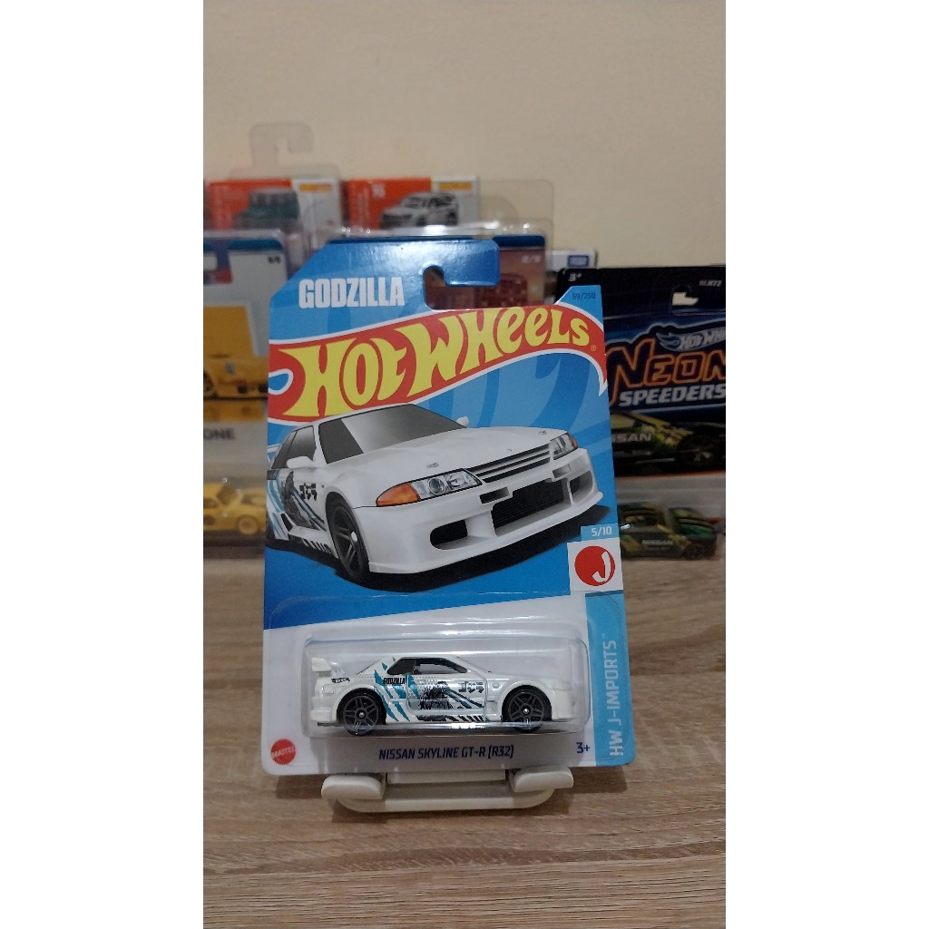 Hot Wheels Basic Nissan Skyline GTR R32 Godzilla White