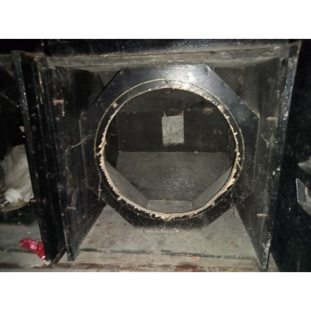 SEPASANG box speaker 18 inc kondisi bekas pakai sudut sudah di besi model box martin
