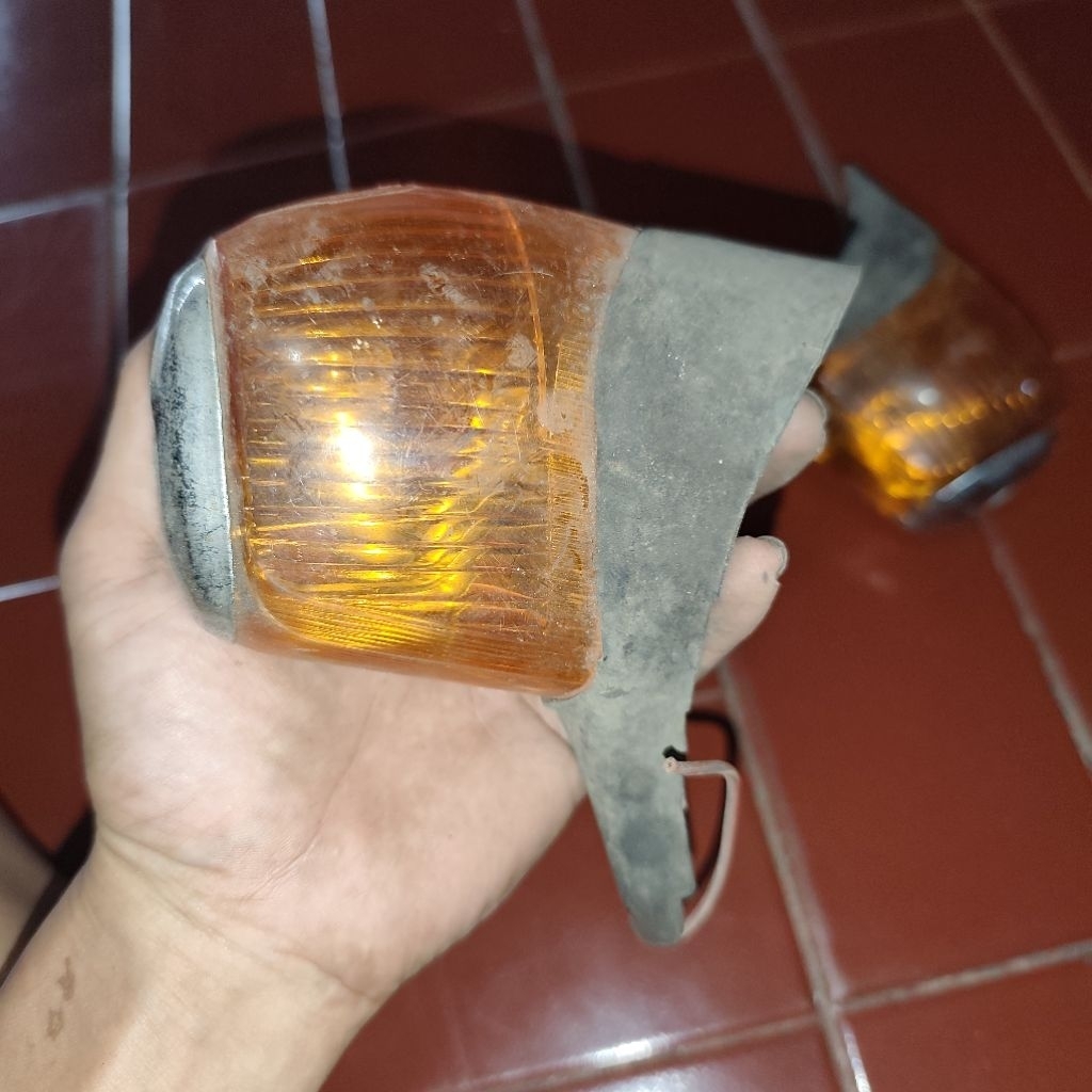 lampu sein depan bagian spakbor mercy 911 bagong