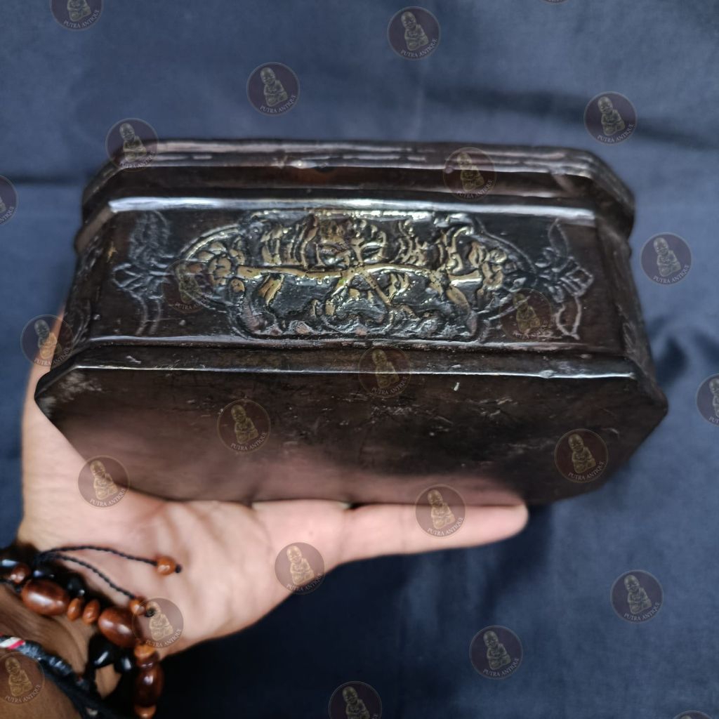 Kotak / Tempat Perhiasan Bahan Kuningan Warna Hitam Kombinasi Emas