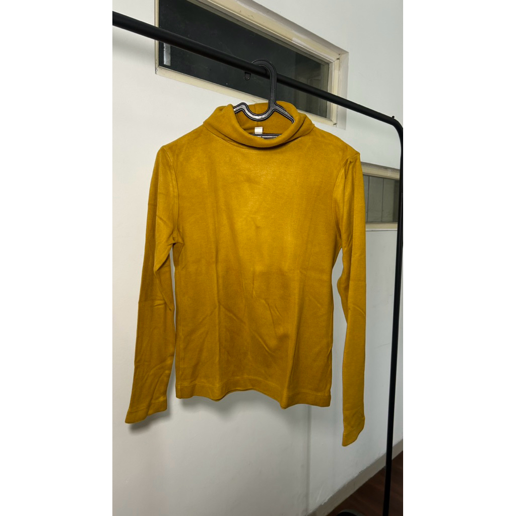 PRELOVED HEATTECH T-SHIRT KERAH TINGGI MERK UNIQLO