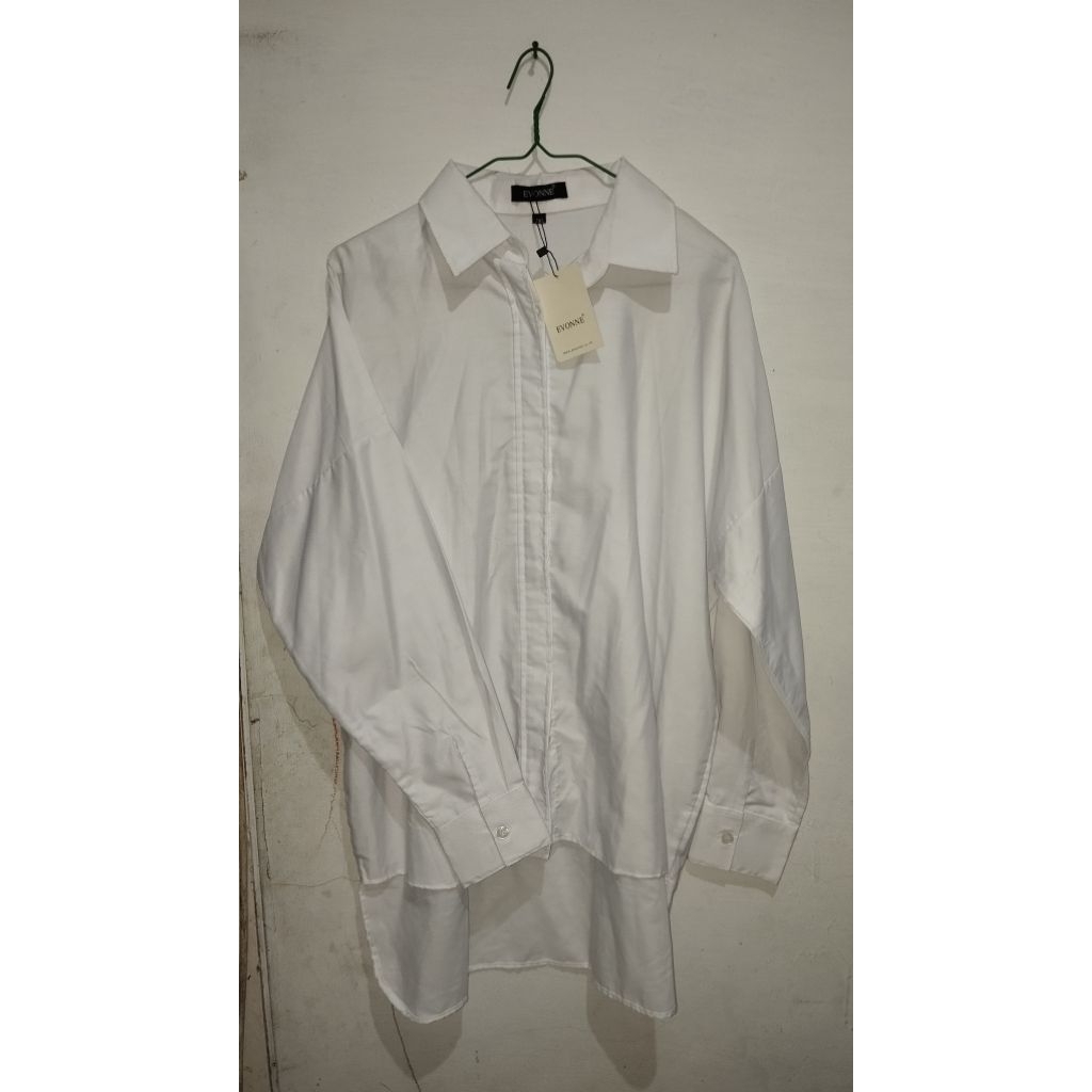 Kemeja oversize putih