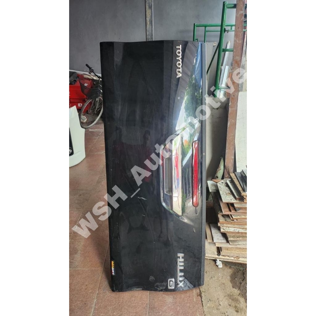 Pintu Bak Belakang Hilux 2023 - Hitam