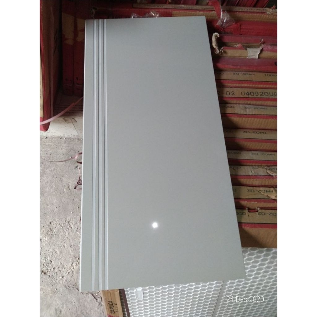 Granit Tangga cream Polos glazed polished 30x60