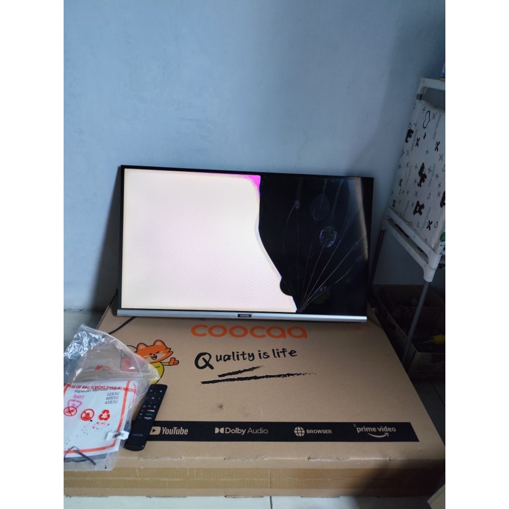 TV LED COOCAA 32INC PANEL RETAK