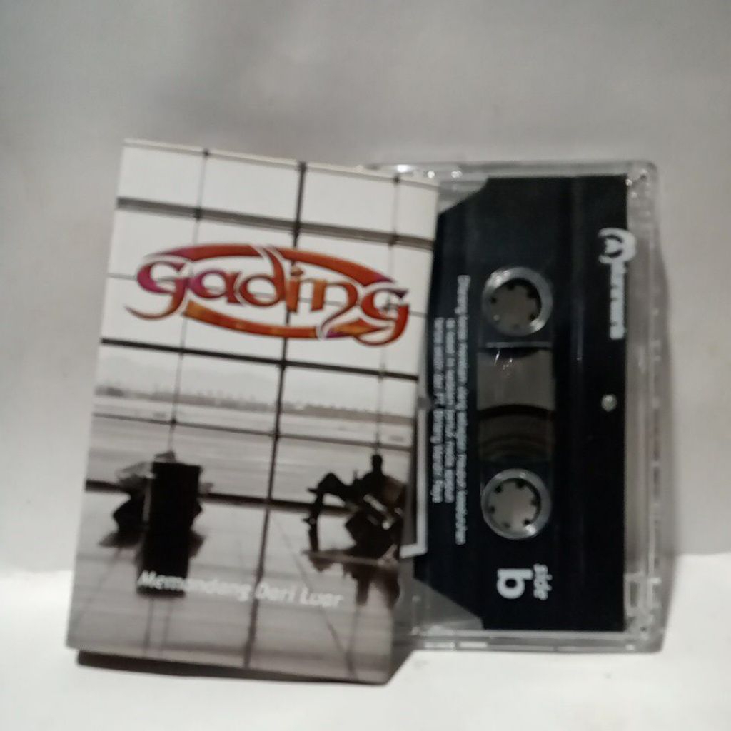kaset pita Gading (memandang dari luar)