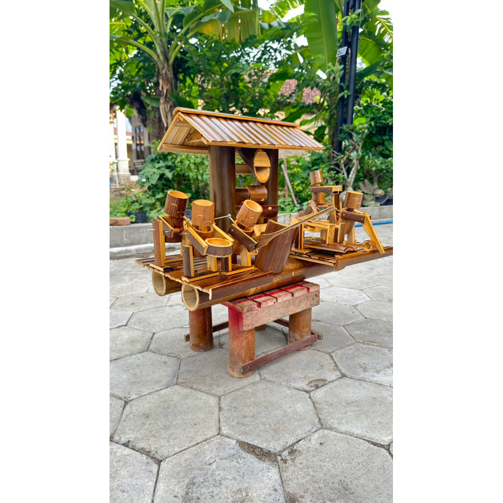 kincir air bambu hisaan kolam . ikan hias . kerajinan tangan