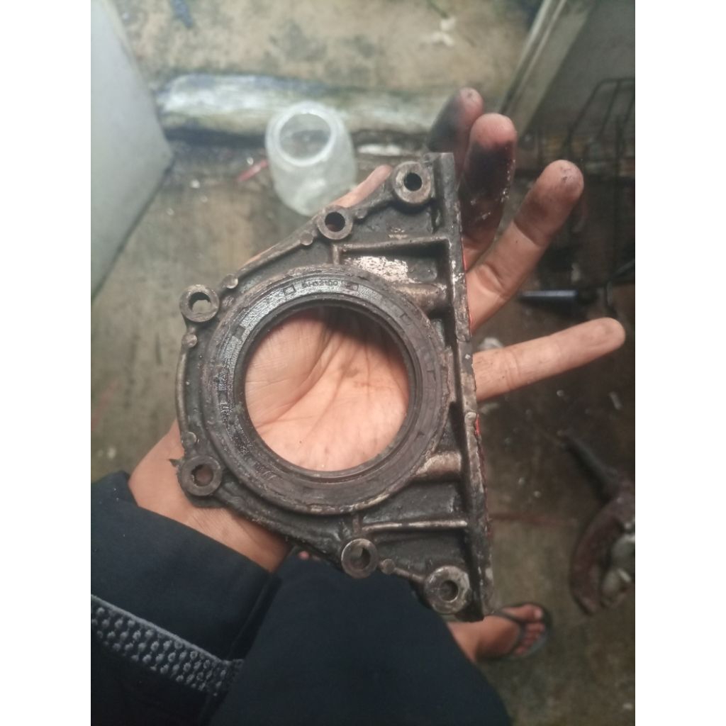 tutup cover bodi oil seal sil olisil Kruk as crankshaft belakang arah transmisi Suzuki Jimny katana 