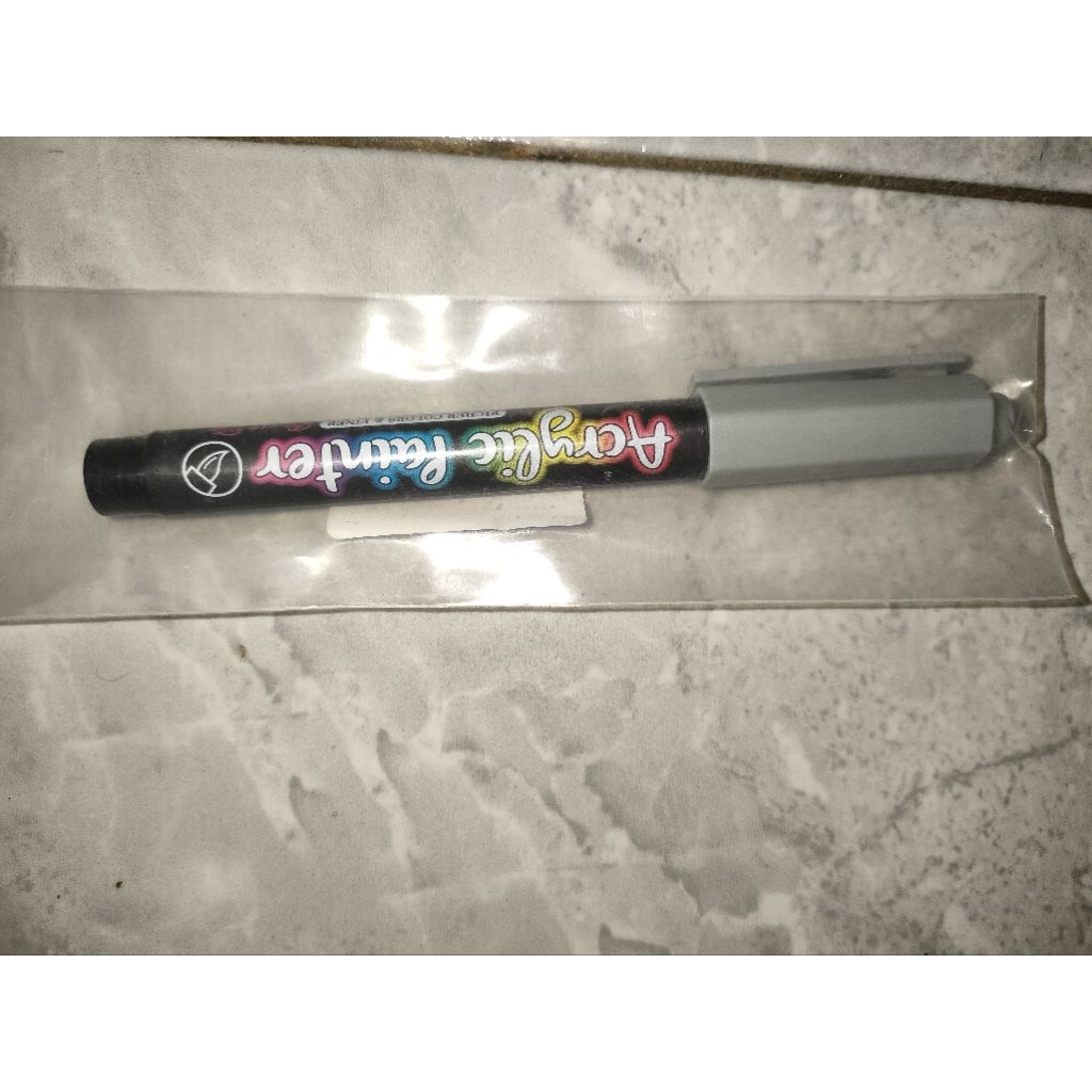 Acrylic painter abu-abu