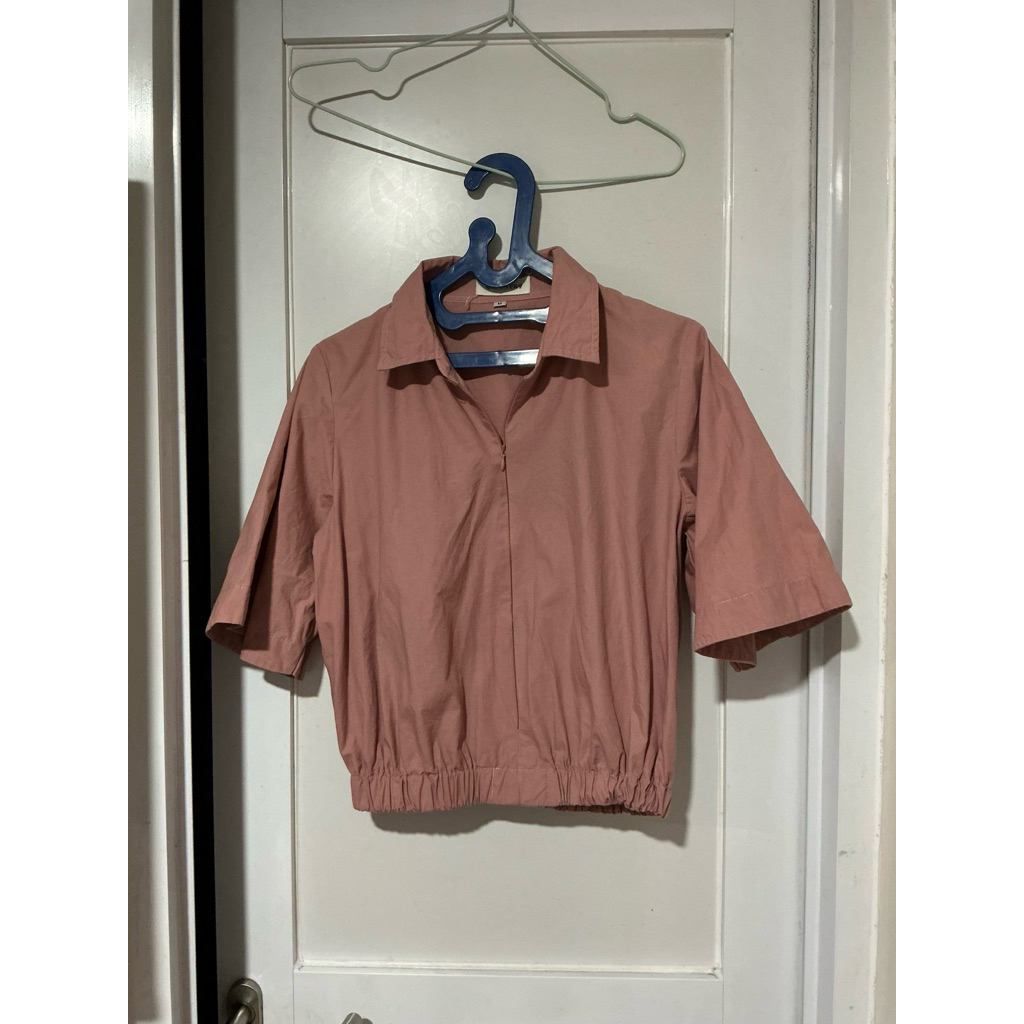 Preloved kemeja atasan pink karet sleting ukuran M (merek Chapter 9)