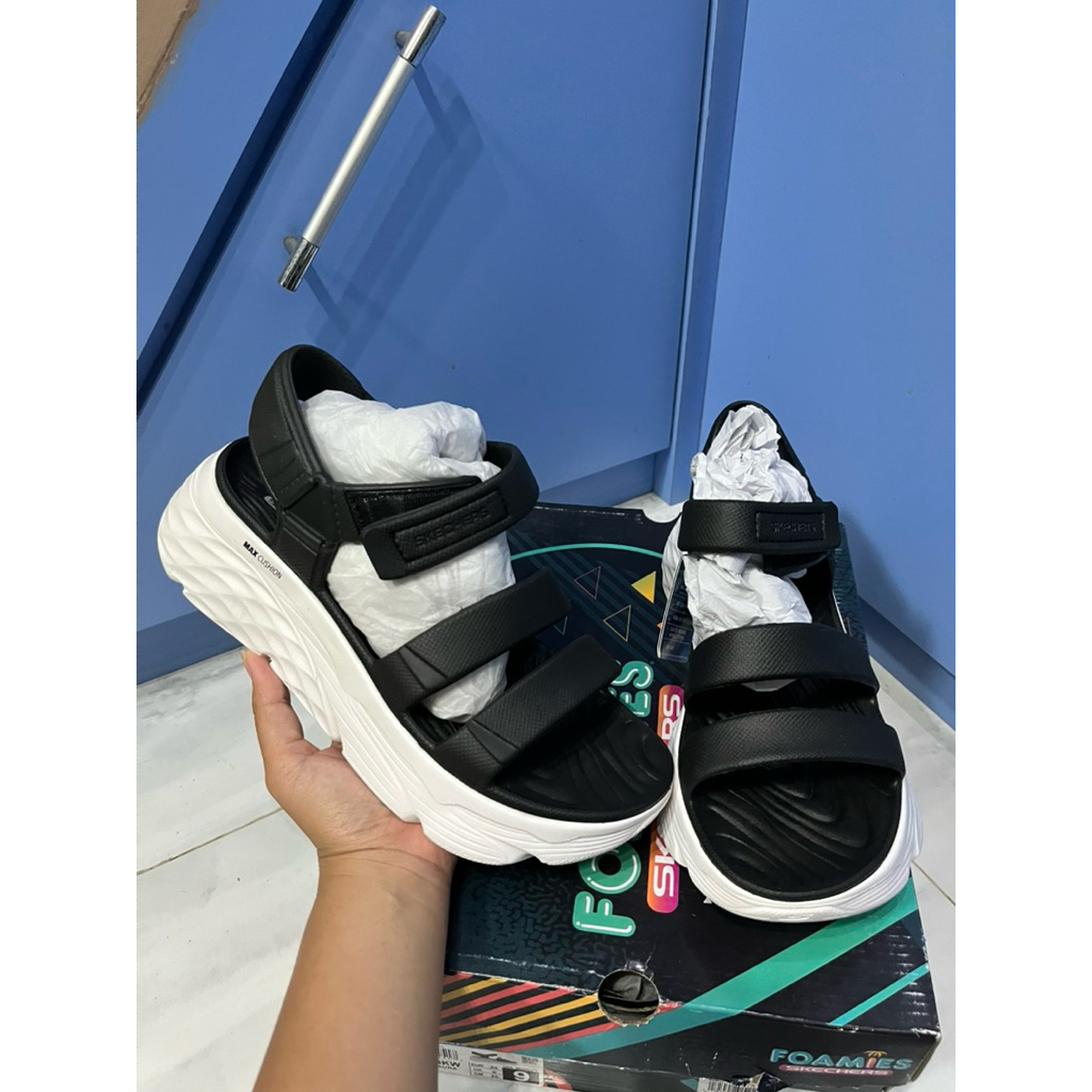 Sepatu sandal Skechers hitam putih Max Cushioning Aura ukuran 39 dan 40 sale 60% (111126/BKW)