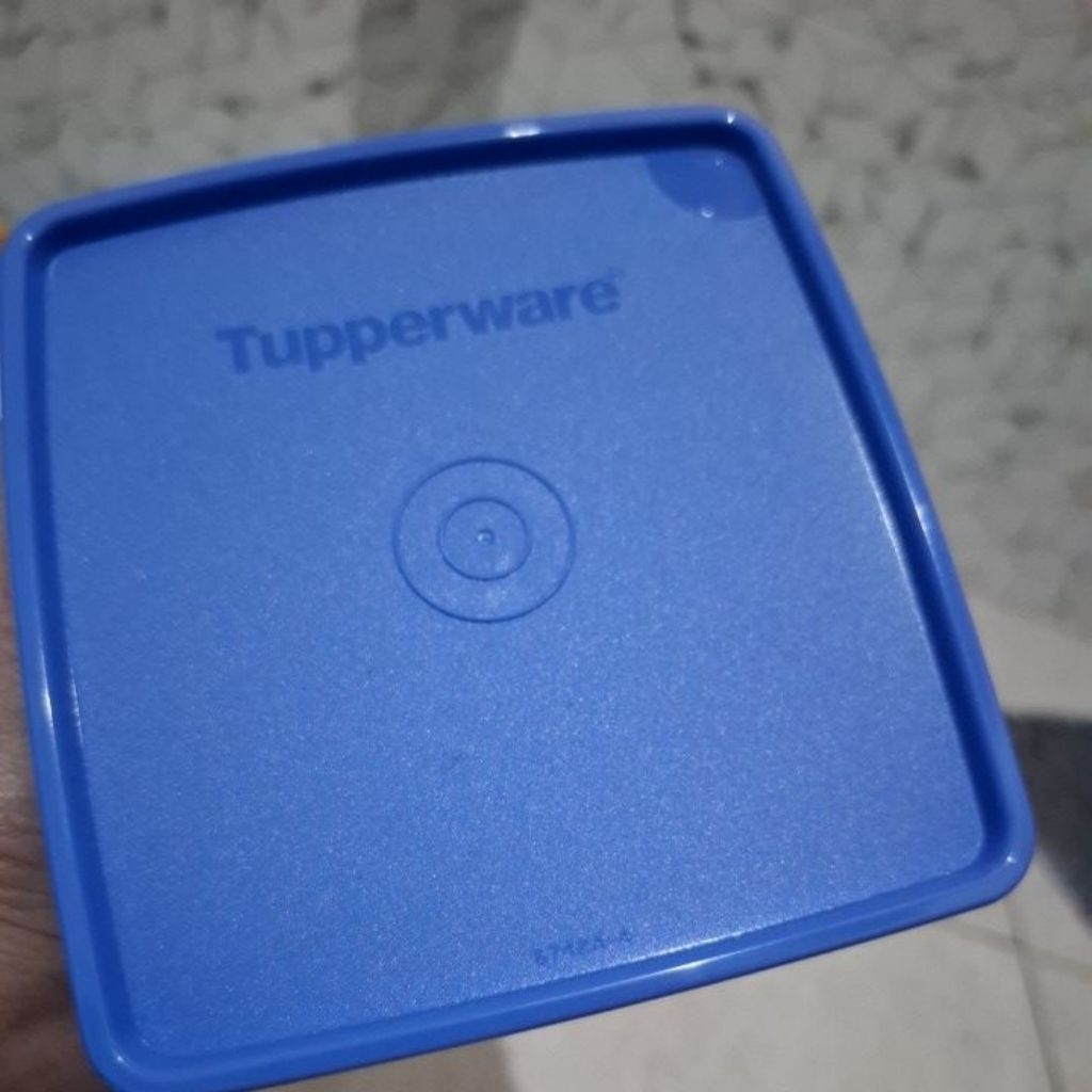 Medium square tupperware