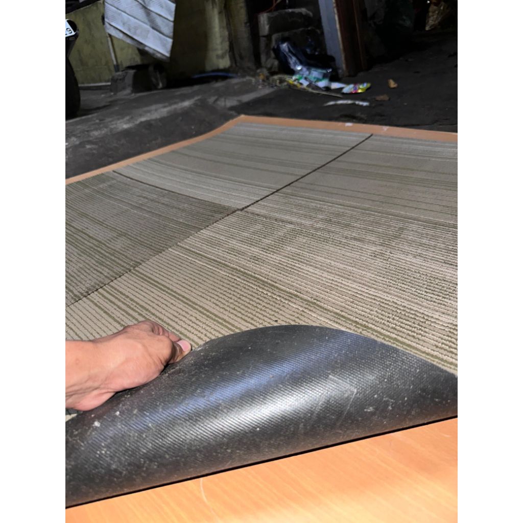 Karpet Tile Lantai Bekas Kantor/Hotel Ukuran 50x50cm