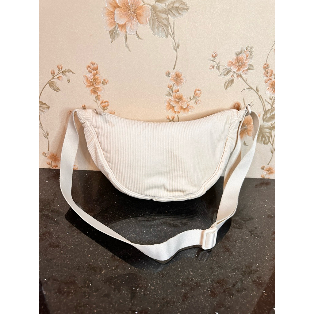 tas wanita SLEMPANG Uniqlo putih