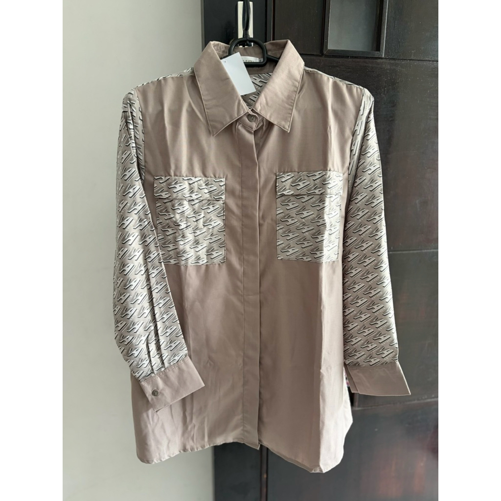 VANILLA HIJAB DEARV MONO SHIRT S-M - NEW WITH TAG