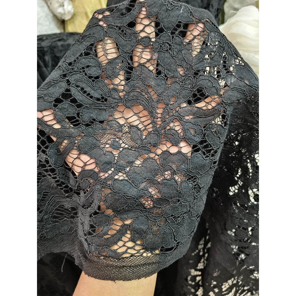 kain brokat katun motif bunga warna hitam(harga/0, 5m)