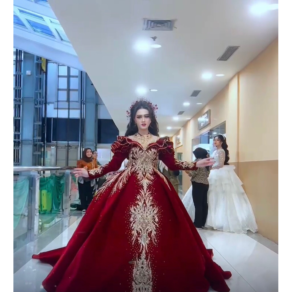 Gaun Bludru Merah Maroon