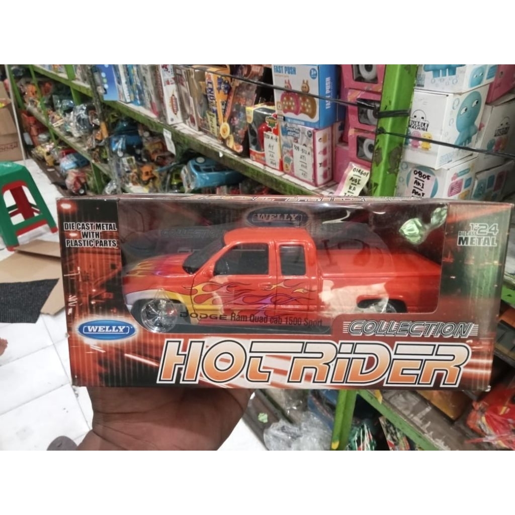 welly diecast 1:24  Dodge RAM/dodge chalengger