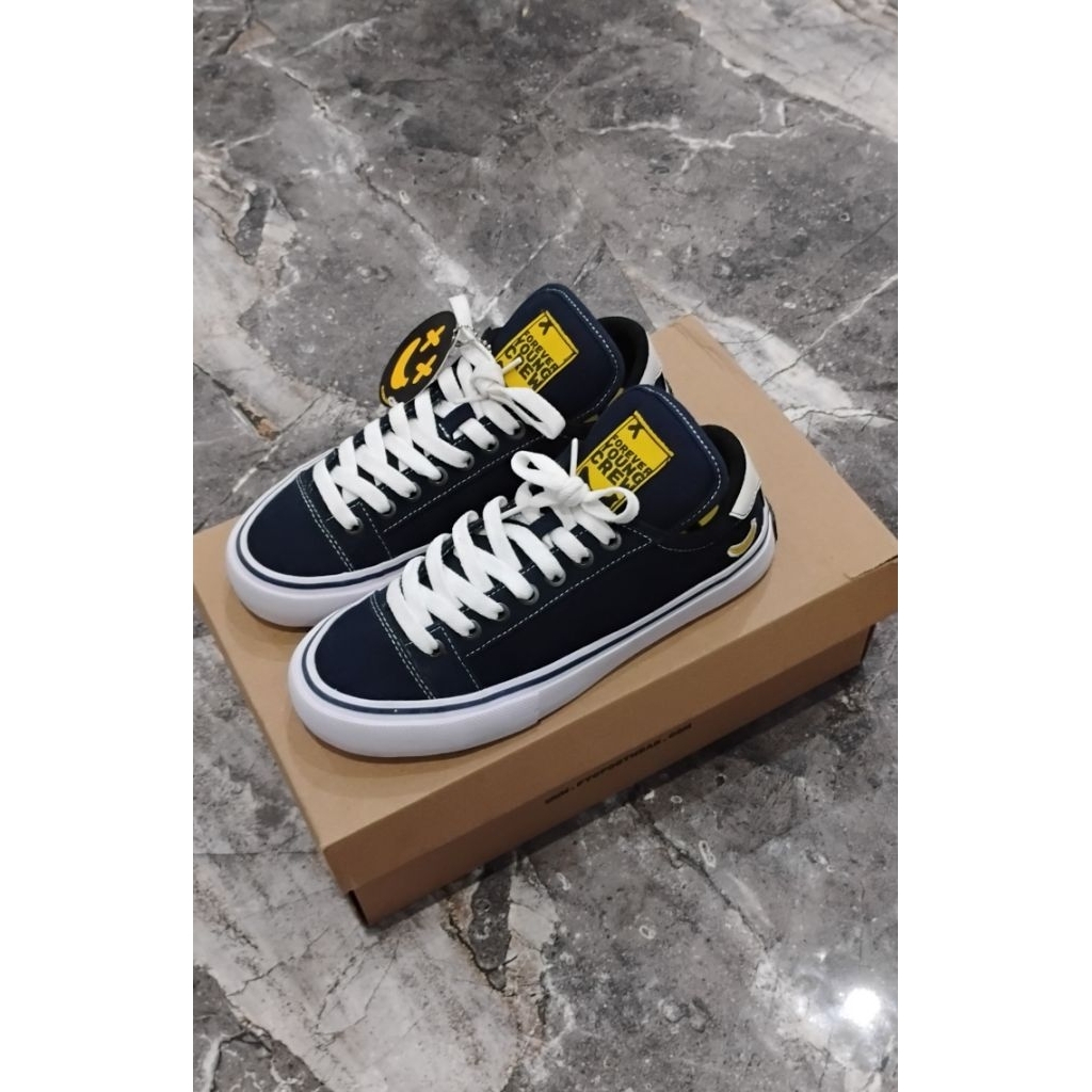 Fyc Caven Navy/White.