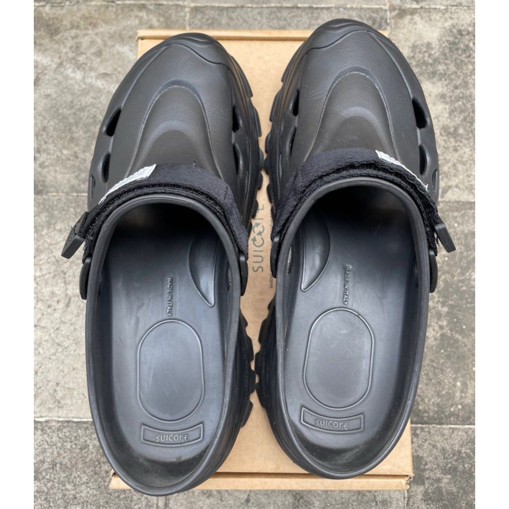 sendal hitam suicoke