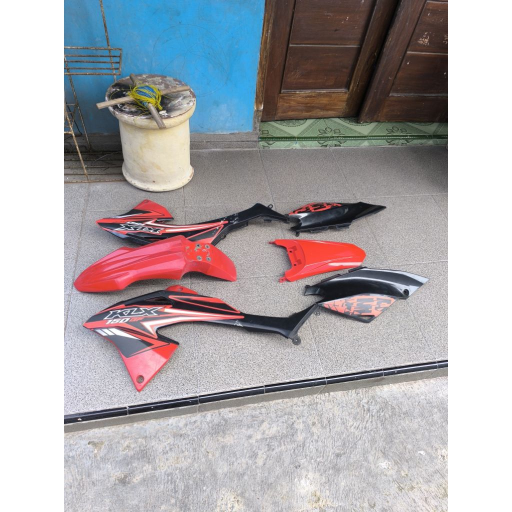 Promo Cover Body Cover Body set KLX BF 150 Original Copotan warna merah lecet pemakaian aja.