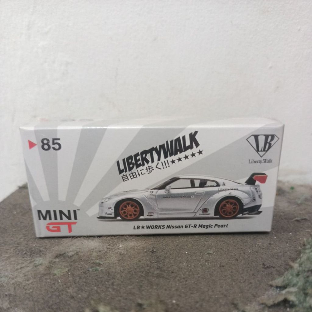 Mini GT//85 LB-Works Nissan GT-R R35 Type 1, Rear Wing ver 1, Magic Pearl Taiwan Exclusive - Free Pr
