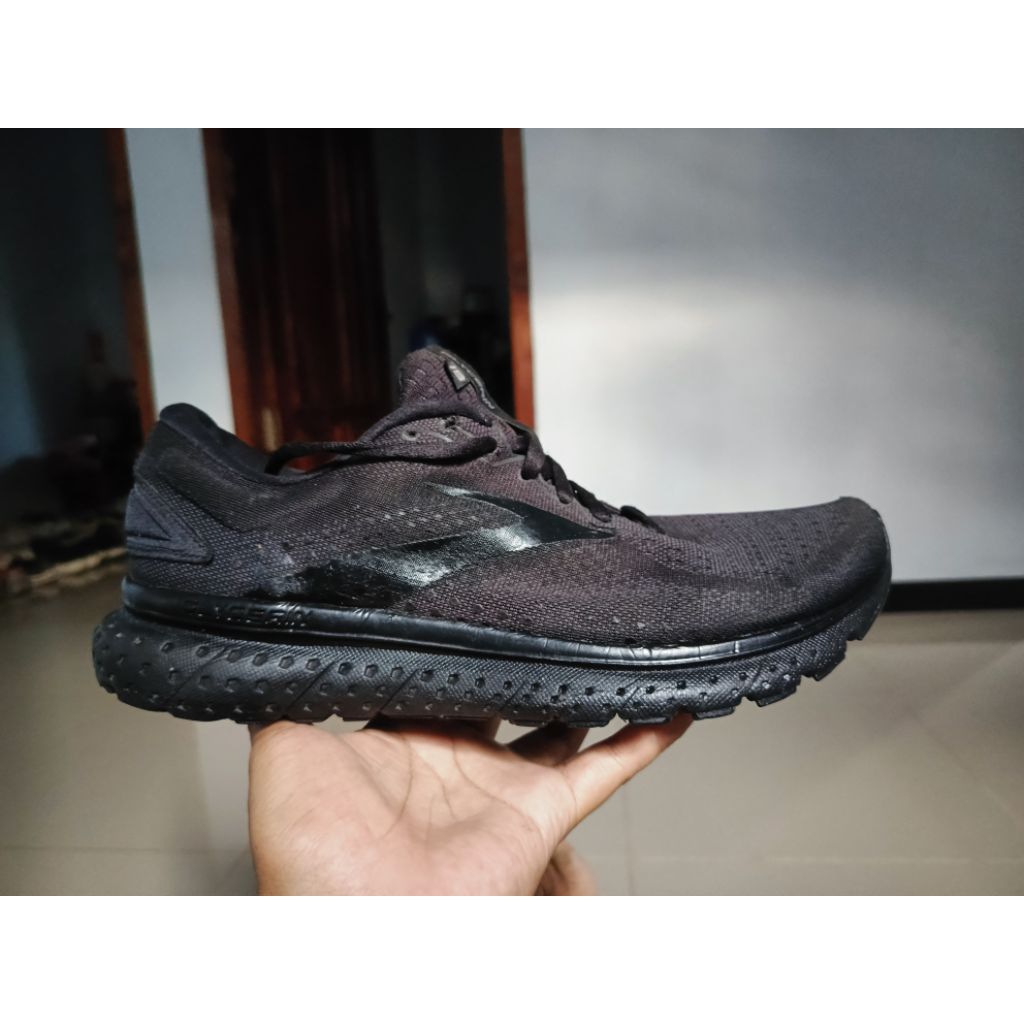 Sepatu Running fullblack Brooks second