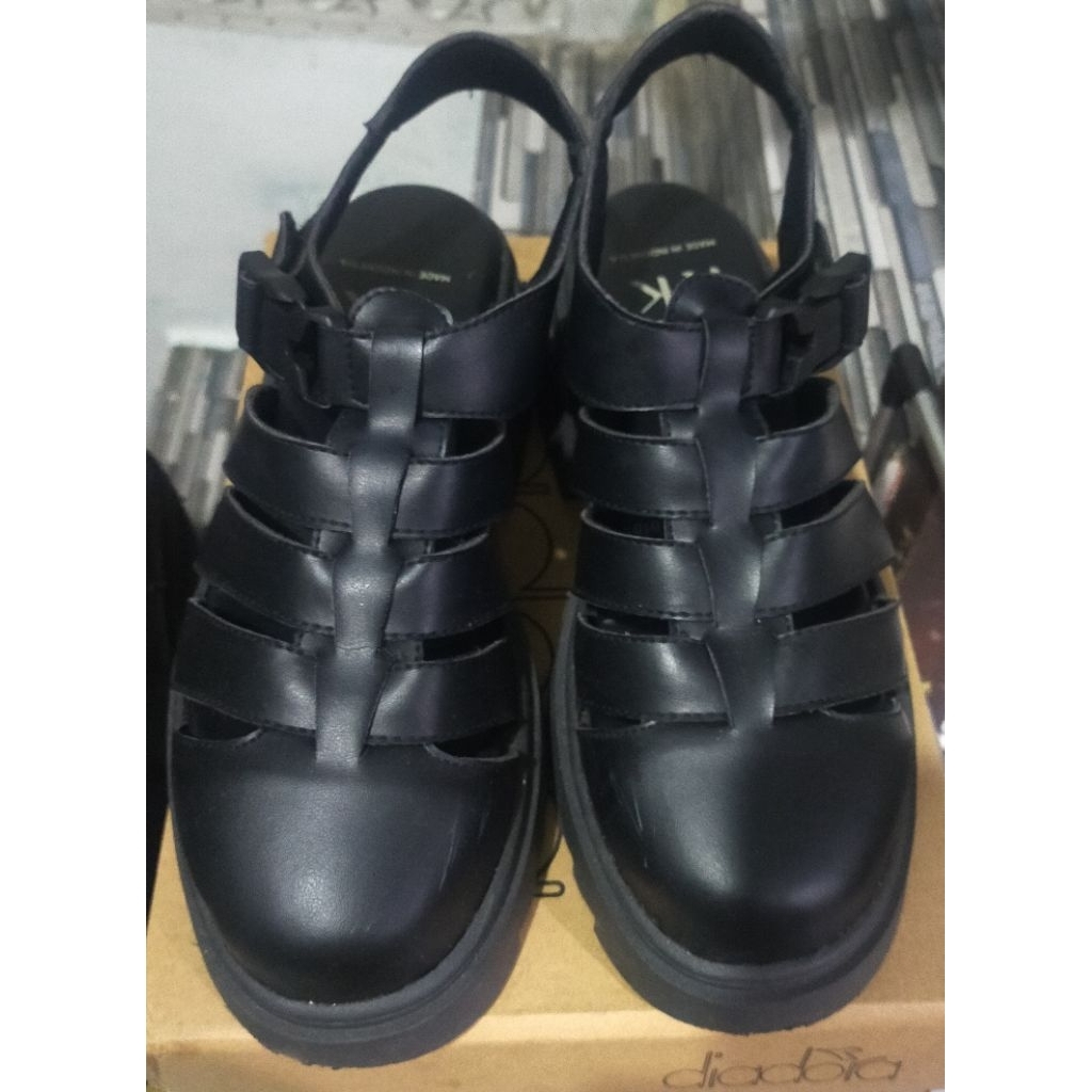 sepatu sandal Khakikakiku size 40