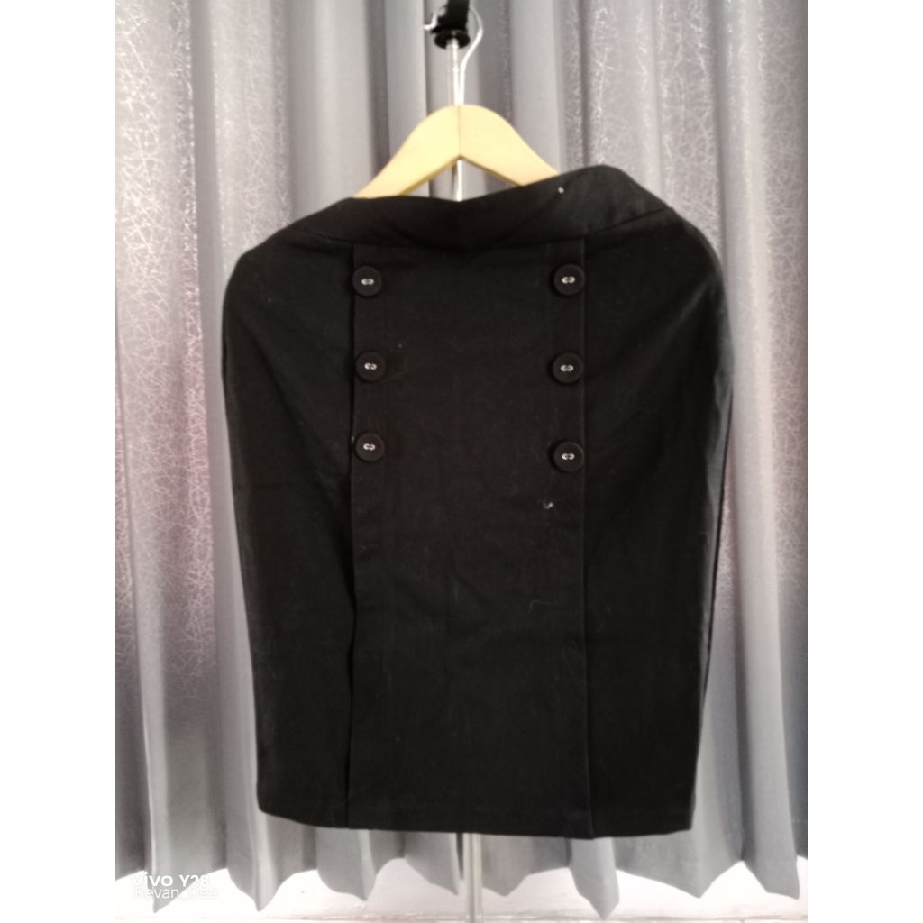 Rok pendek di bawah lutut