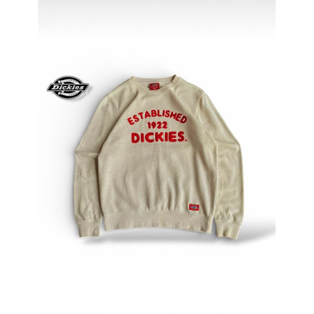 crewneck Dickies berwarna krem atau oatmeal dengan logo “ESTABLISHED 1922 DICKIES”