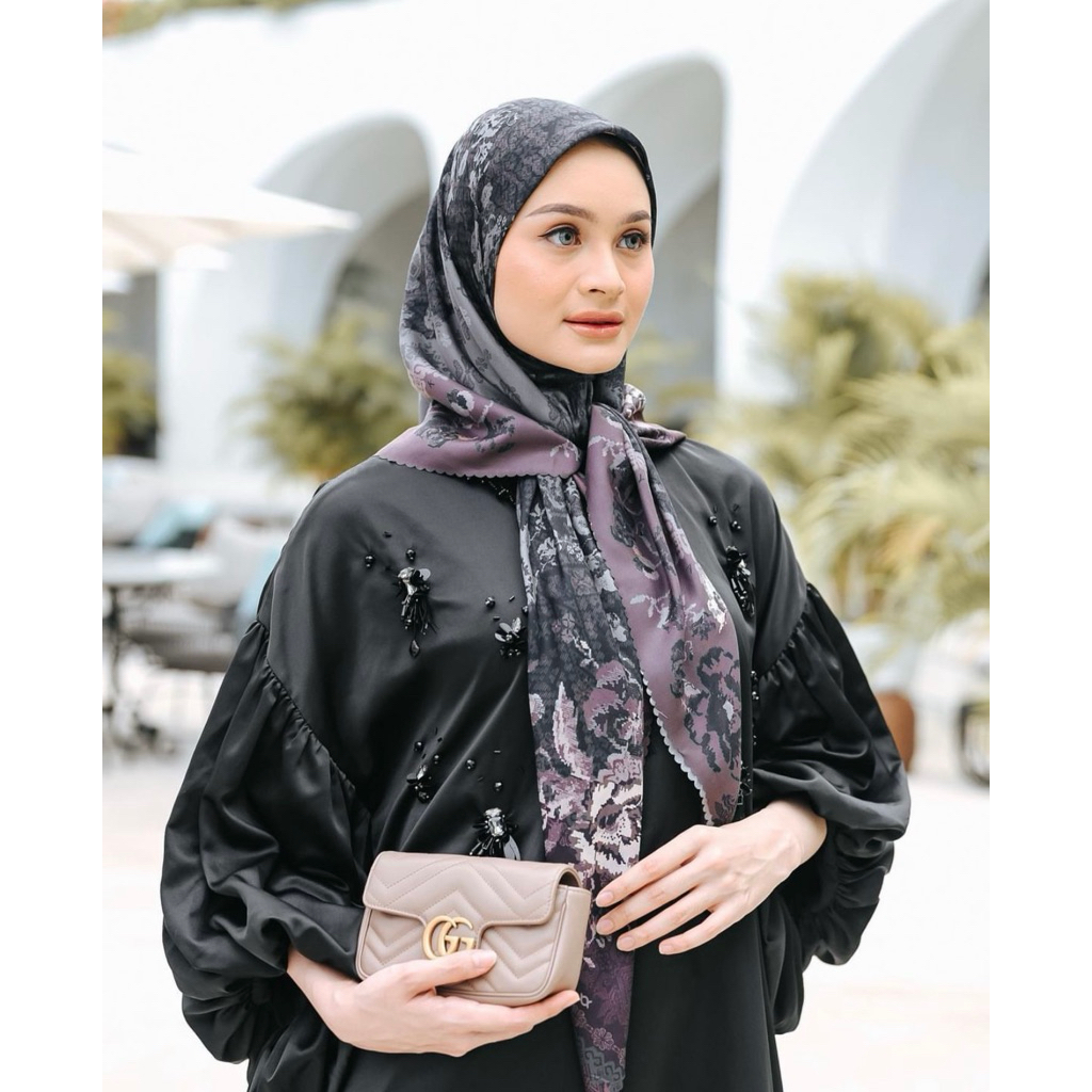 Serayu Scarf Wearing Klamby