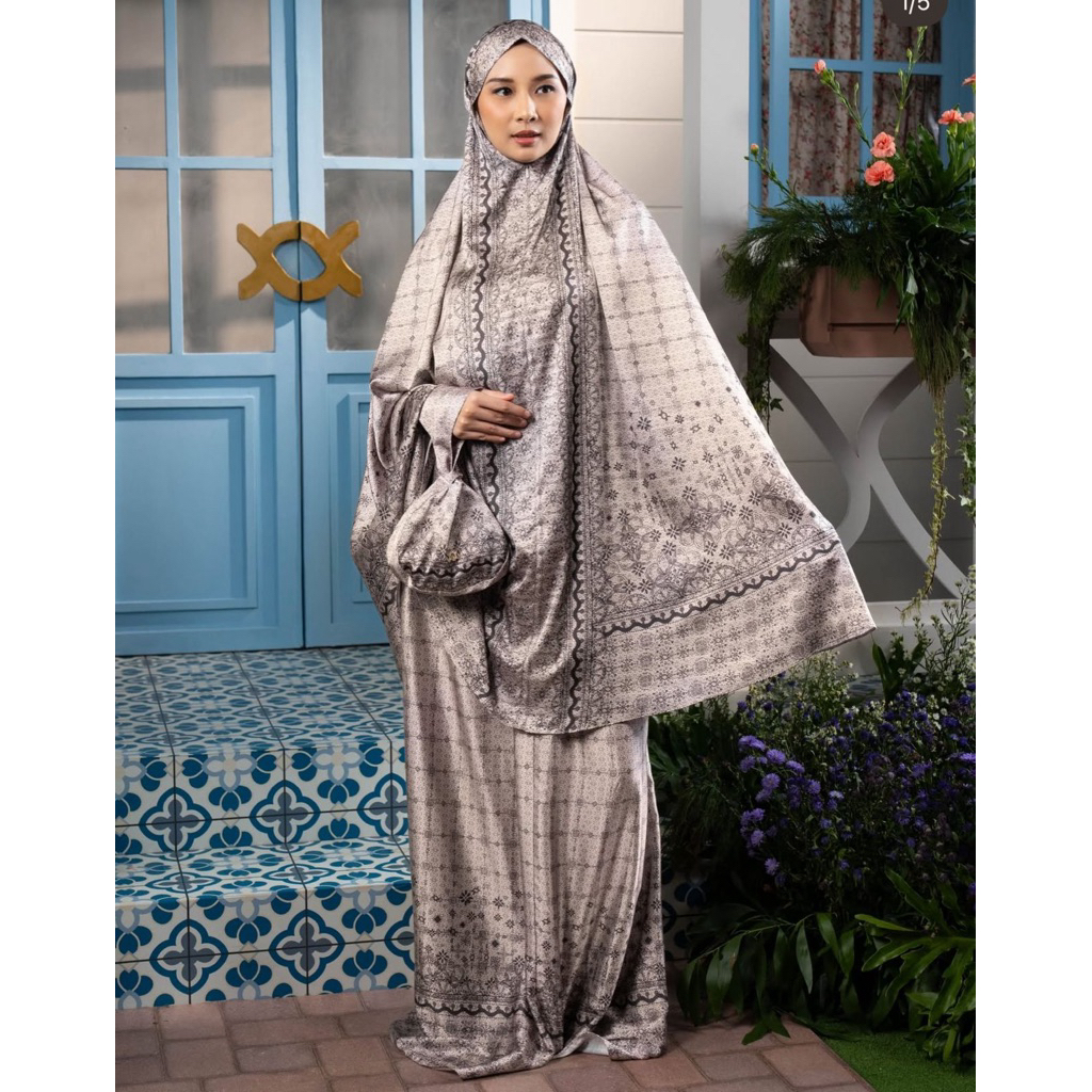 Wearing Klamby - diyasmara prayer set (mukena)